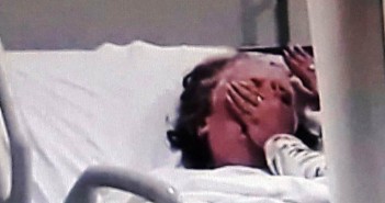 Idosa durante tentativa de sufocamento pela própria filha - Imagem da internet