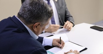 UFMA E FAPEMA LANÇAM PARCERIA NESTA TERÇA-FEIRA Presidente da FAPEMA, Nordman Wall, assina acordo, observado pelo reitor da UFMA, Fernando Carvalho