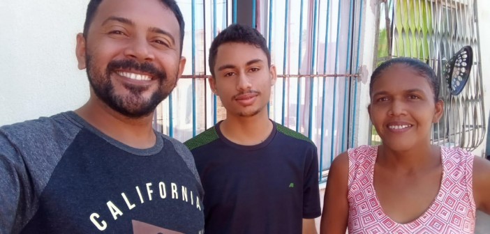 Adoção germana: Roziel Matos dos Santos e a irmã mais velha, Prof.ª Rosana dos Santos Silva, com o irmão caçula, adotado, Carlos Alberto Barbosa dos Santos (Arquivo pessoal)