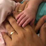 Dupla maternidade: mães (gestante e não-gestante) e a filha, com quatro dias de vida (Arquivo pessoal)