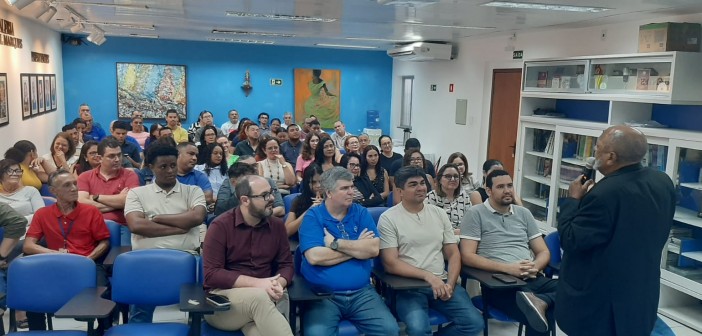 Com o anfiteatro lotado, o Prof. Walter ministrou palestra aos colaboradores da Fundação Sousândrade